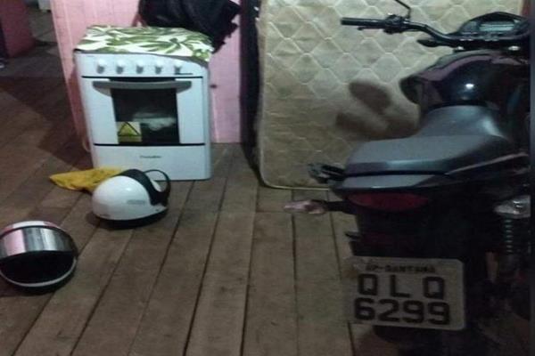 Moto e capacetes utilizados no dia crime encontrados na casa de um dos investigados.